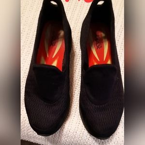 EUC Women's Skecher's size 7.5